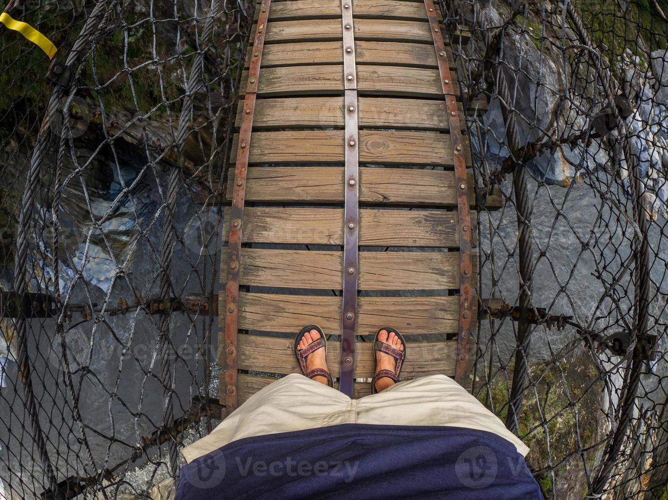 homem na ponte na trilha de changchun no parque nacional taroko gorge em taiwan foto