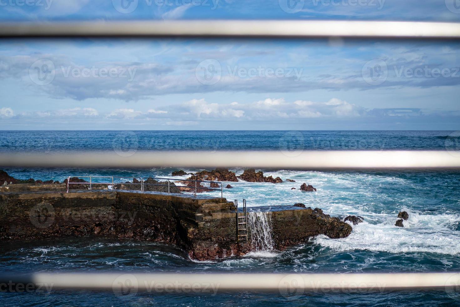 vista na costa de puerto de la cruz em tenerife foto