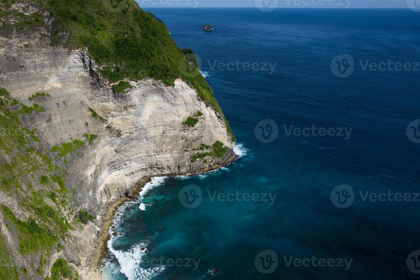 a ilha nusa penida na indonésia foto