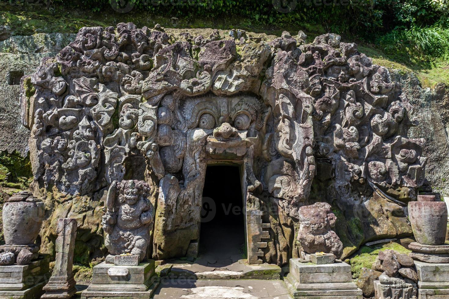 a entrada da caverna goa gajah em bali foto