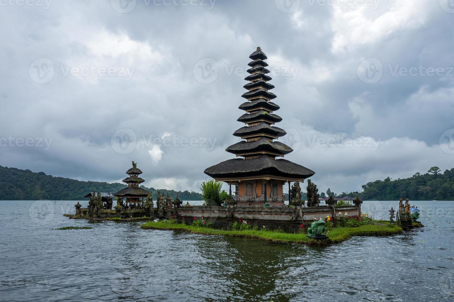 o templo pura ulun danu beratan bedugul em bali foto