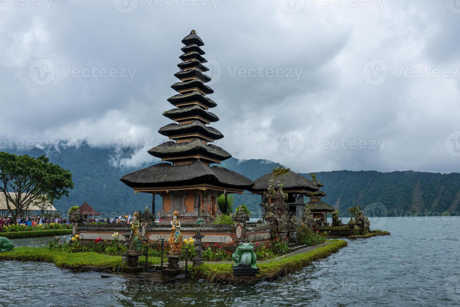 o templo pura ulun danu beratan bedugul em bali foto