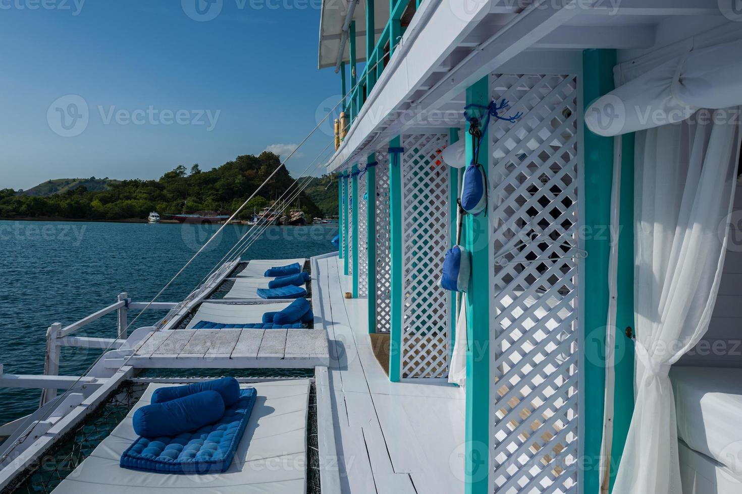 um barco na costa de labuan bajo na indonésia foto