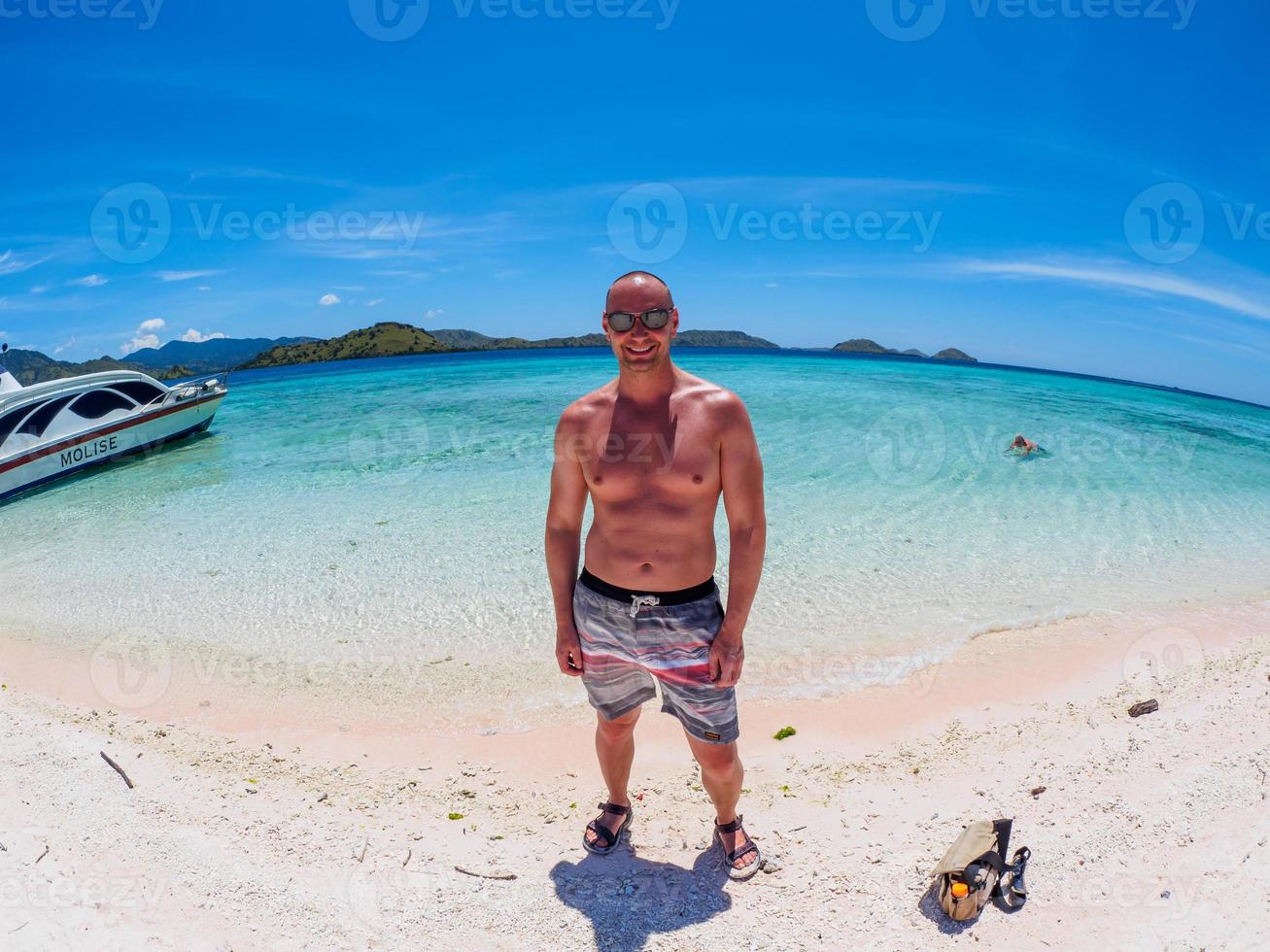 homem caucasiano na praia flores taka makassar foto