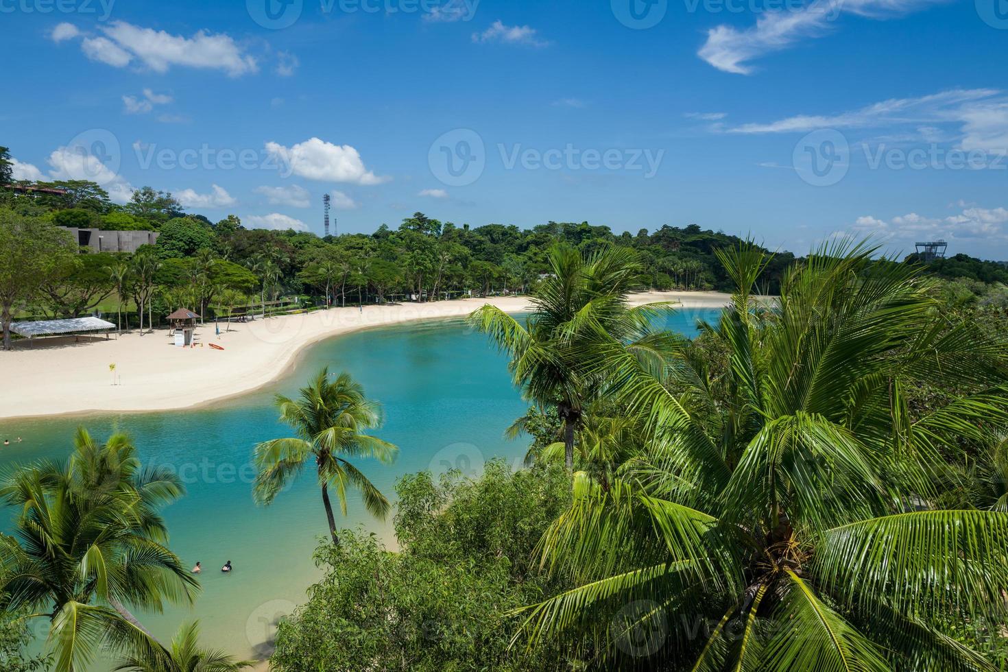 a praia de sentosa em cingapura foto