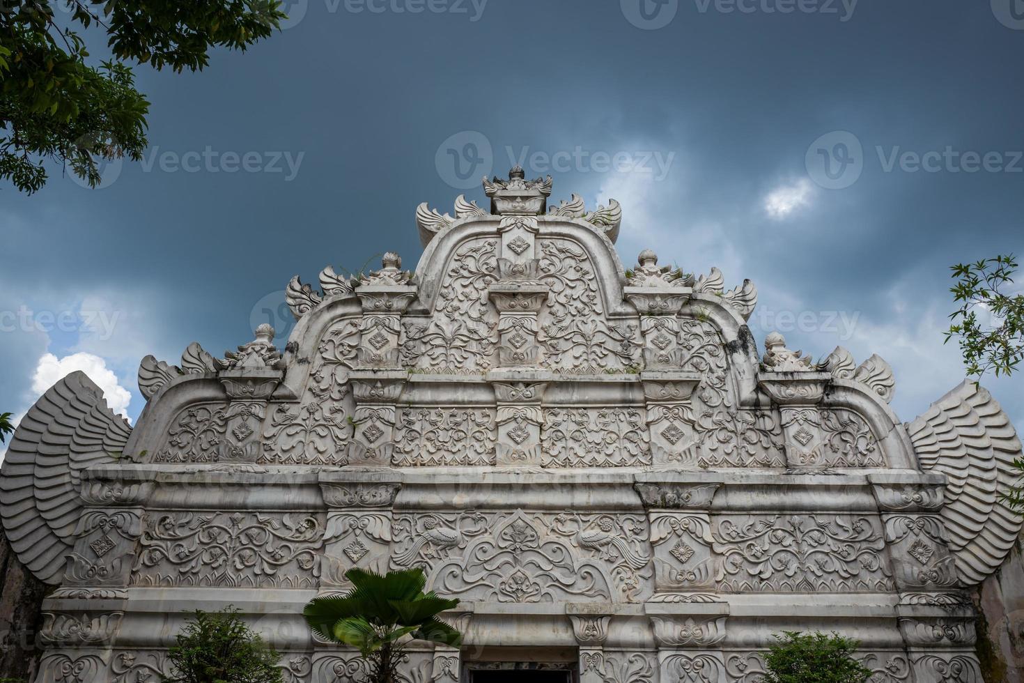 o templo de água tamansari em yogyakarta foto