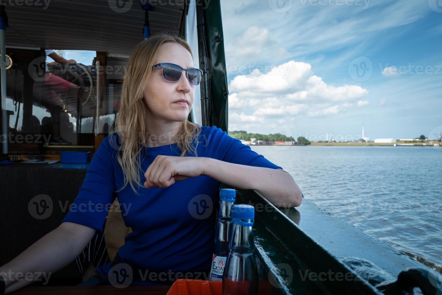 uma garota observando o porto de wilhelmshaven foto