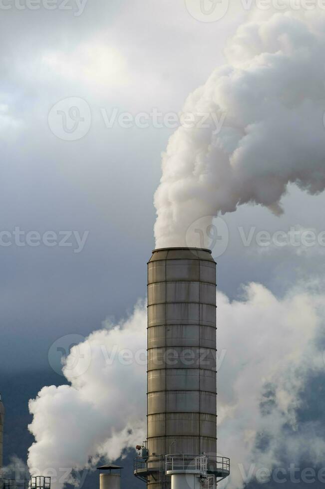 poluição conceito - chaminé com fumaça foto