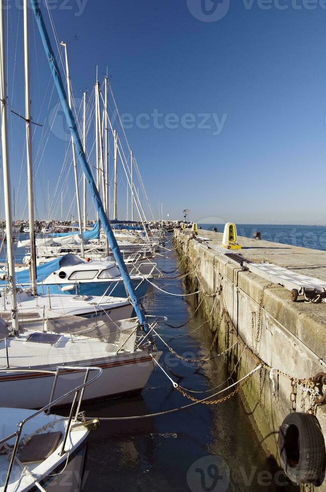 marina cais com ancorado barcos foto