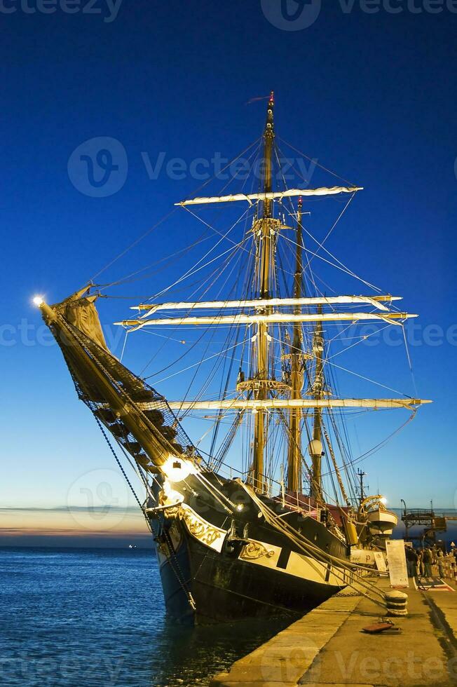 Navegando embarcação ancorado às crepúsculo foto