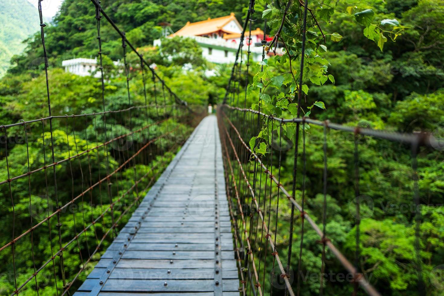 ponte na trilha de changchun no parque nacional taroko gorge em taiwan foto