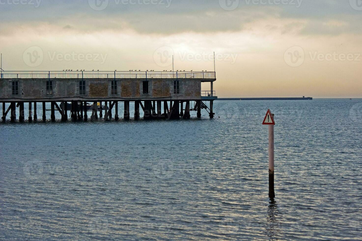 marinha - cais e mar foto