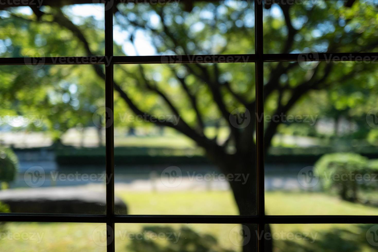 uma olhada através de uma janela de uma casa de chá nagoya foto