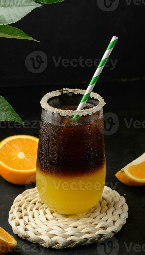 gelado café com laranja suco dentro uma transparente vidro, refrescante bumble café em a mesa, Preto fundo foto