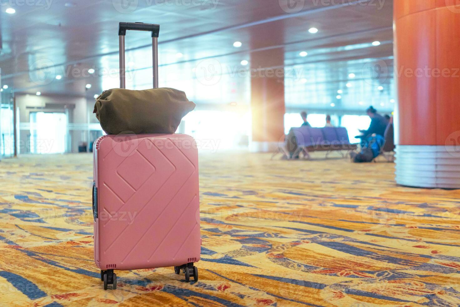 bagagem viagem saco dentro aeroporto com Sol luz fundo. foto