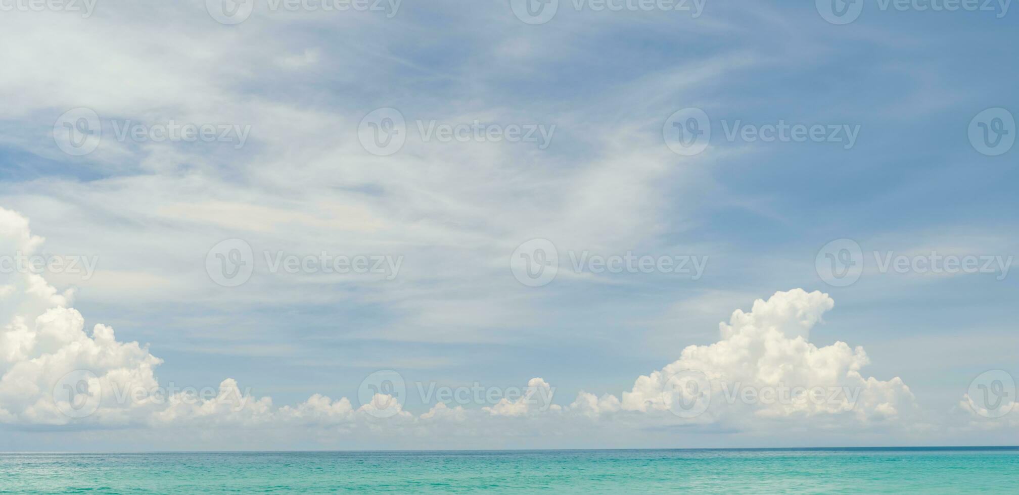 panorama panorama do tropical verão de praia areia e lindo céu fundo. foto