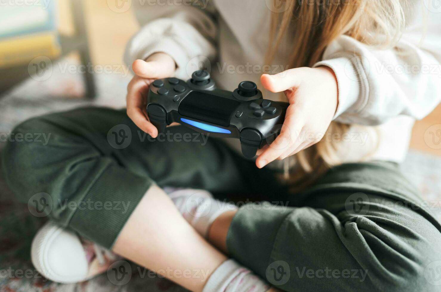 pequeno menina jogando em jogos console foto