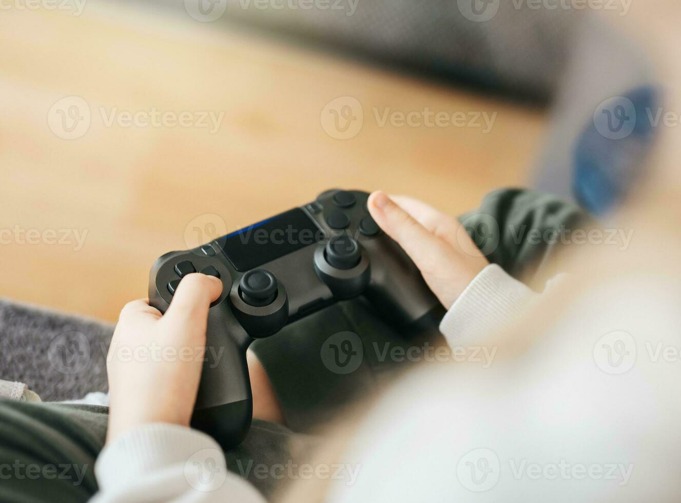 menina jogando em jogos console foto