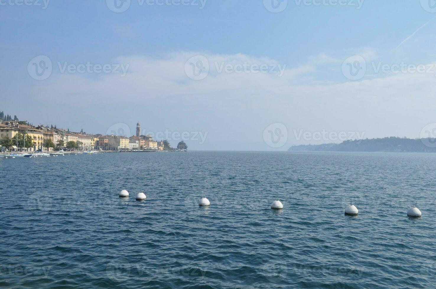 vista da cidade de salo foto