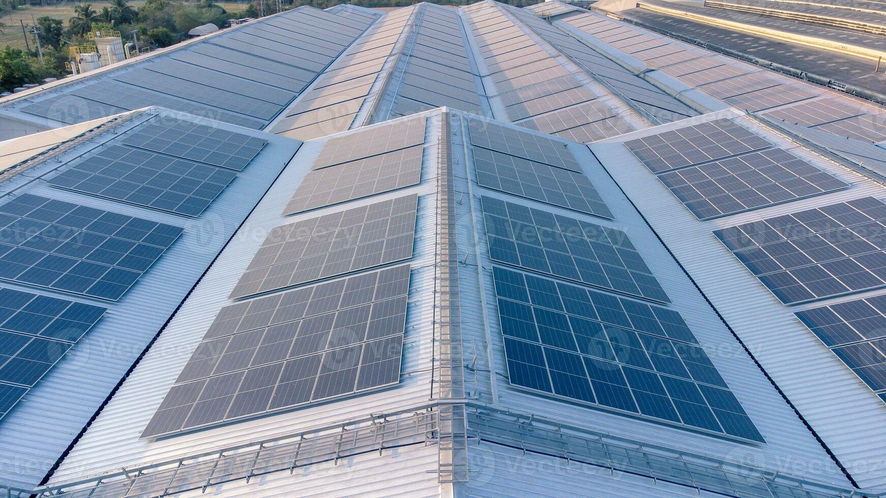 futuro verde energia e sustentável eletricidade recurso conceito. ao ar livre foco em solar painéis em telhados ou energia fotovoltaica do fábricas de drone. industrial cobertura com solar célula rede com azul tom. foto