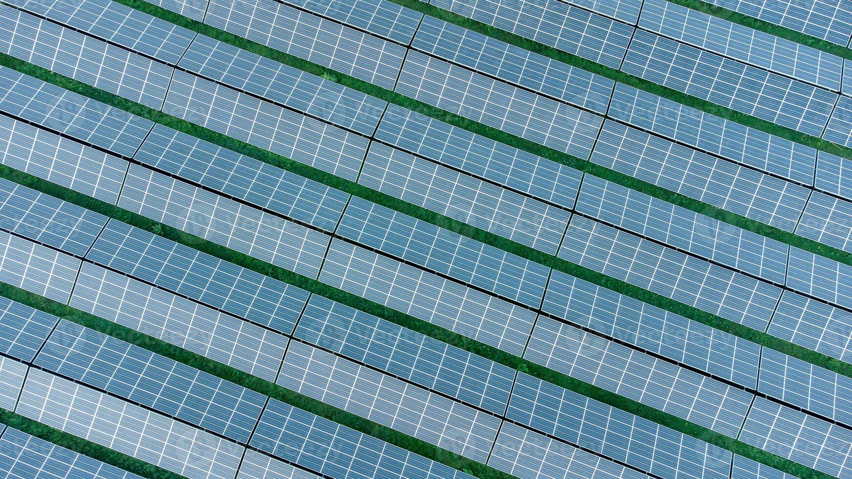 solar células agricultura ao lado com rios e fábricas dentro industrial área. verde mundo conceito com a ecossistema com tecnologia reciclando. foto