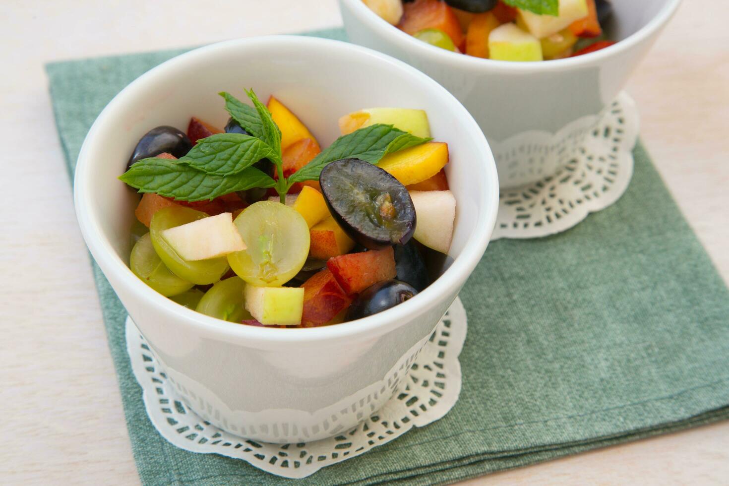 fruta salada dentro branco pratos foto