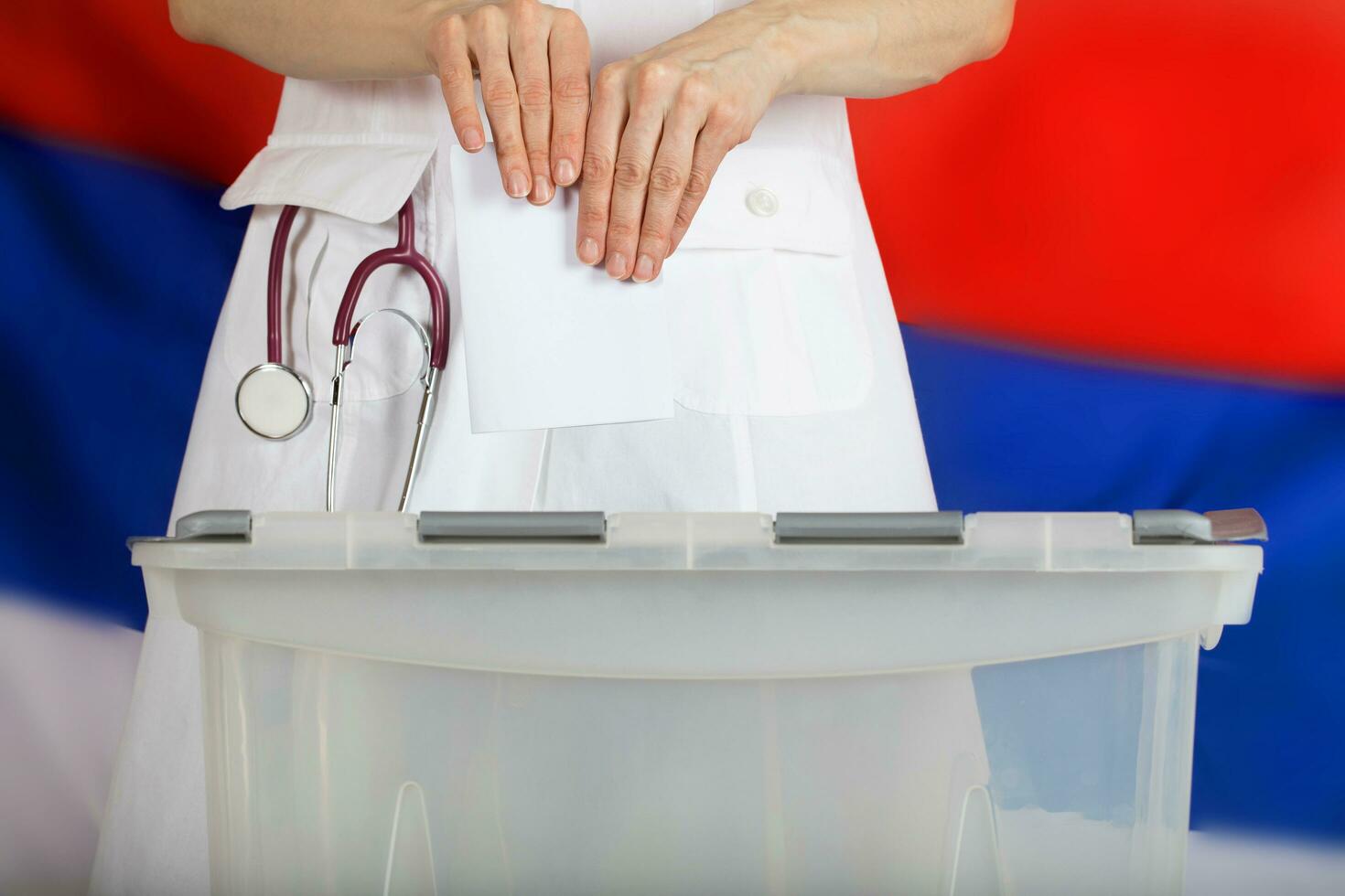 médico mão elencos votação papel dentro a votação caixa. foto