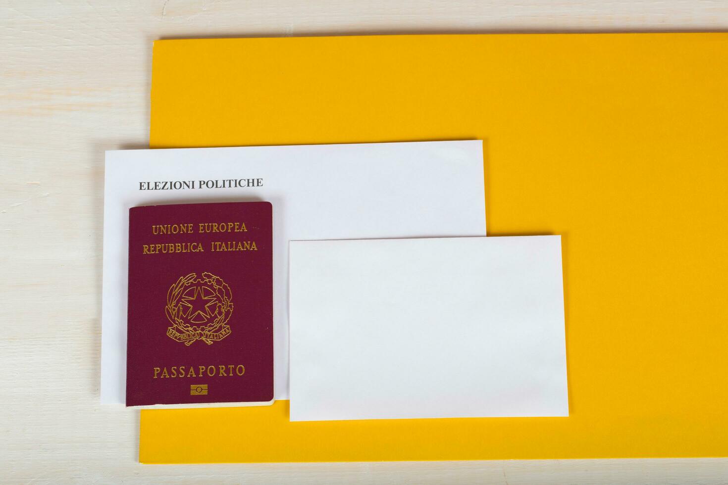 eleitoral pacote para italiano moradores fora do país, italiano Passaporte e em branco envelope. foto