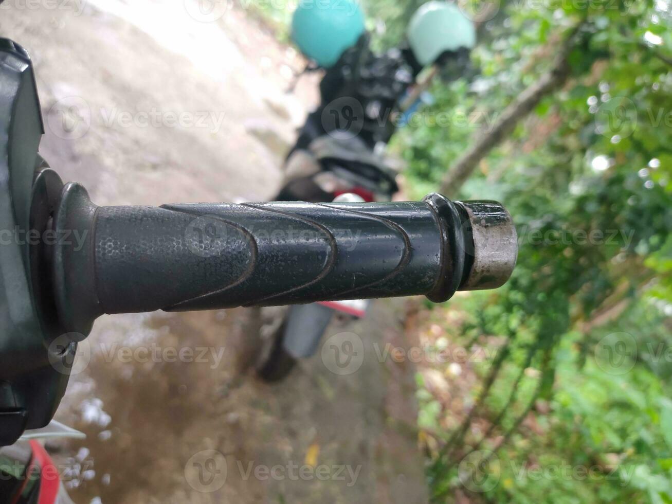 uma foto do uma Preto motocicleta gás ou freio puxar