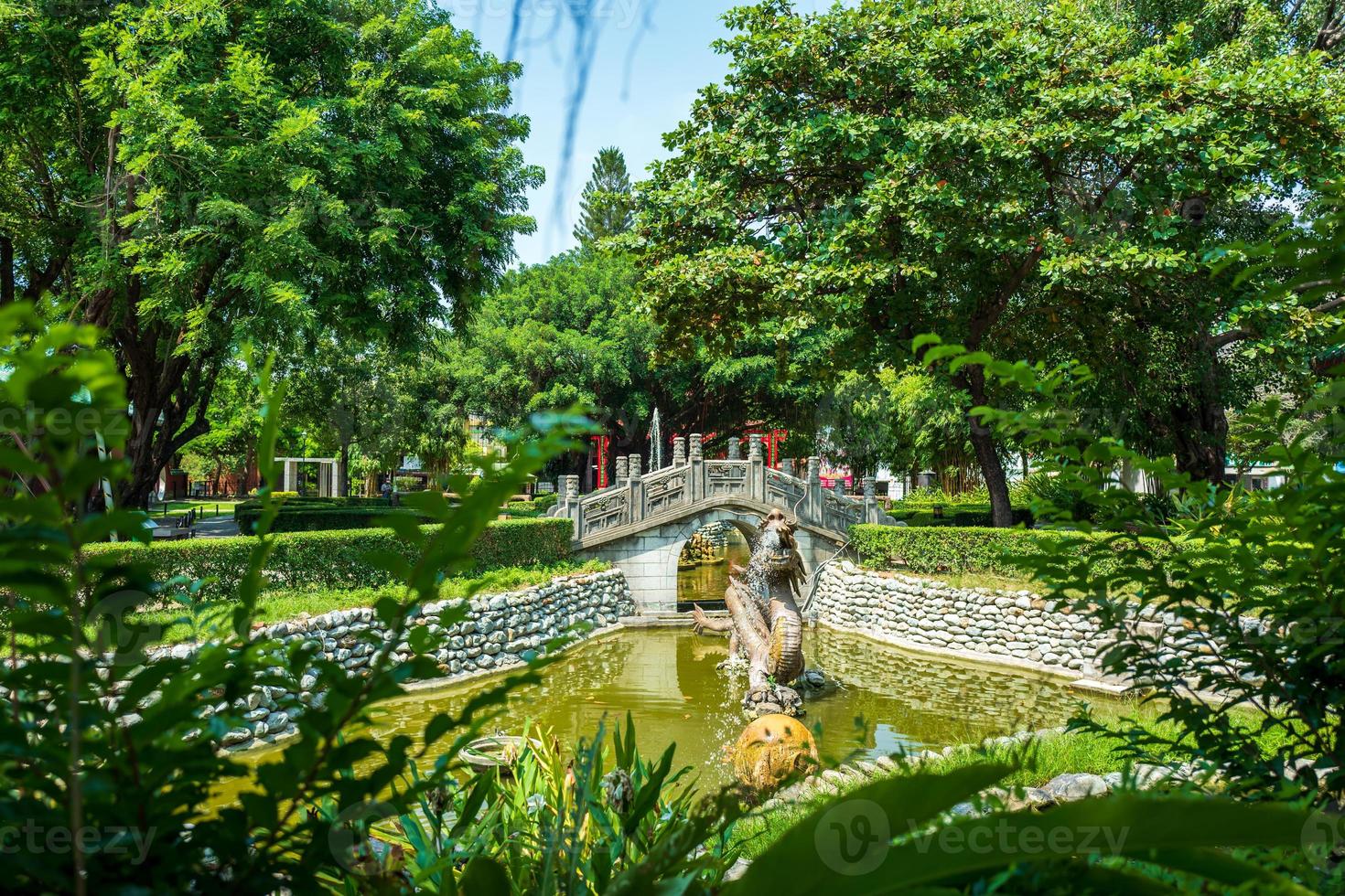 estacionar no templo confuciuns em tainan em taiwan foto