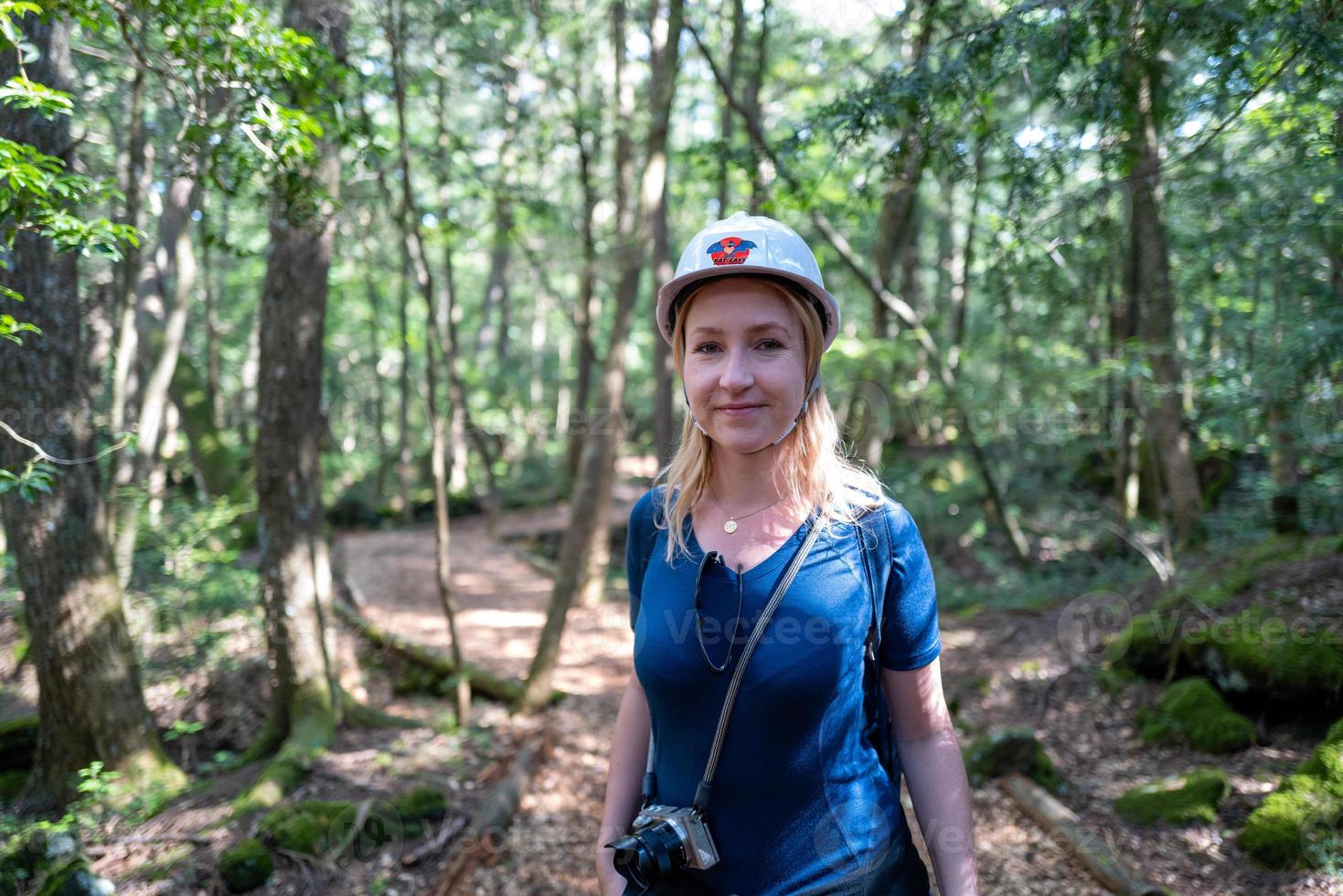 mulher caucasiana na floresta kawaguchiko foto