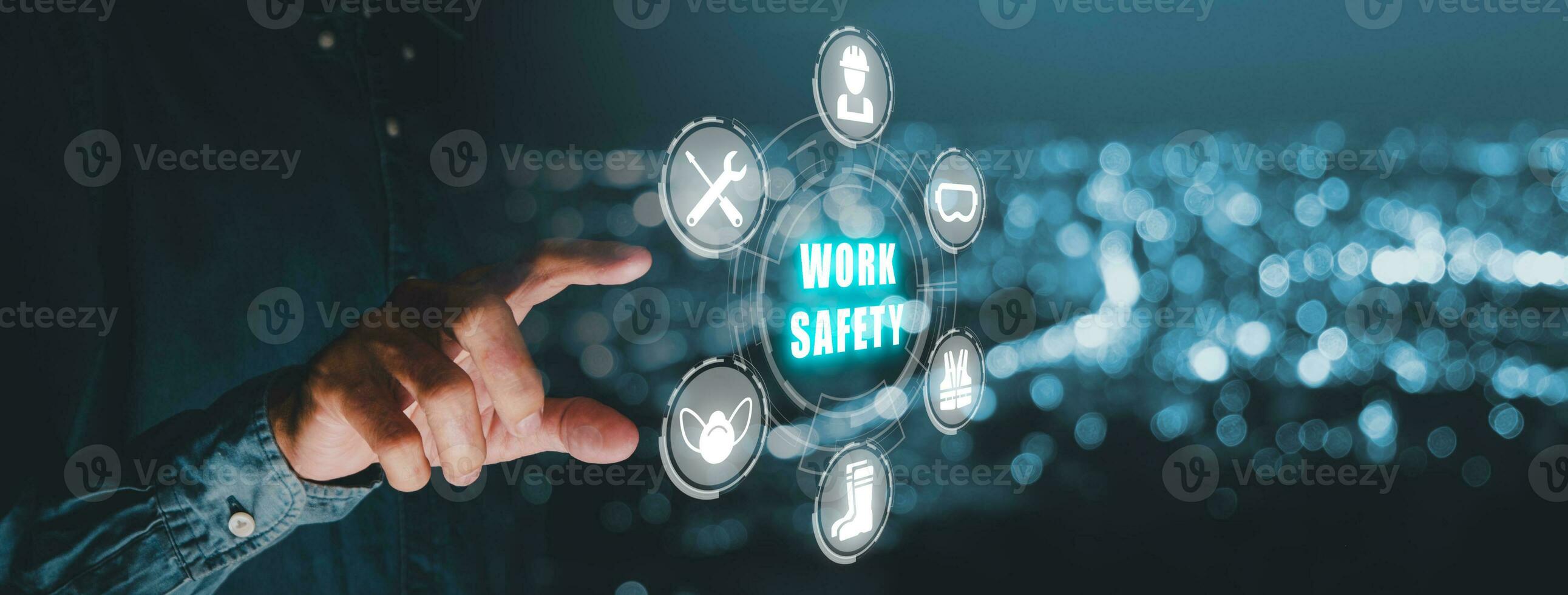 trabalhos segurança conceito, pessoa mão segurando holográfico vr tela trabalhos segurança ícone, primeiro seguro regras. saúde proteção, pessoal segurança pessoas em trabalho. foto