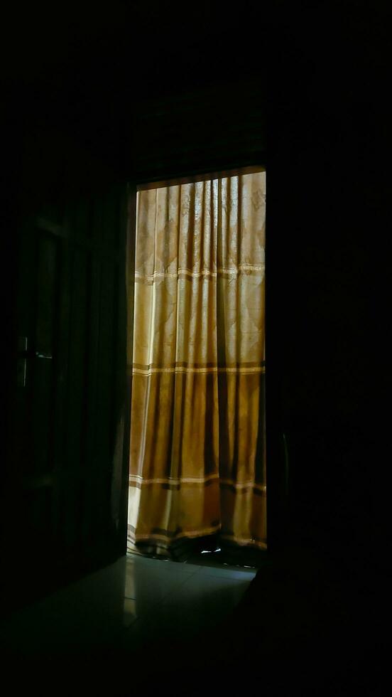 a Sombrio quarto refletido luz a partir de uma cortina. foto