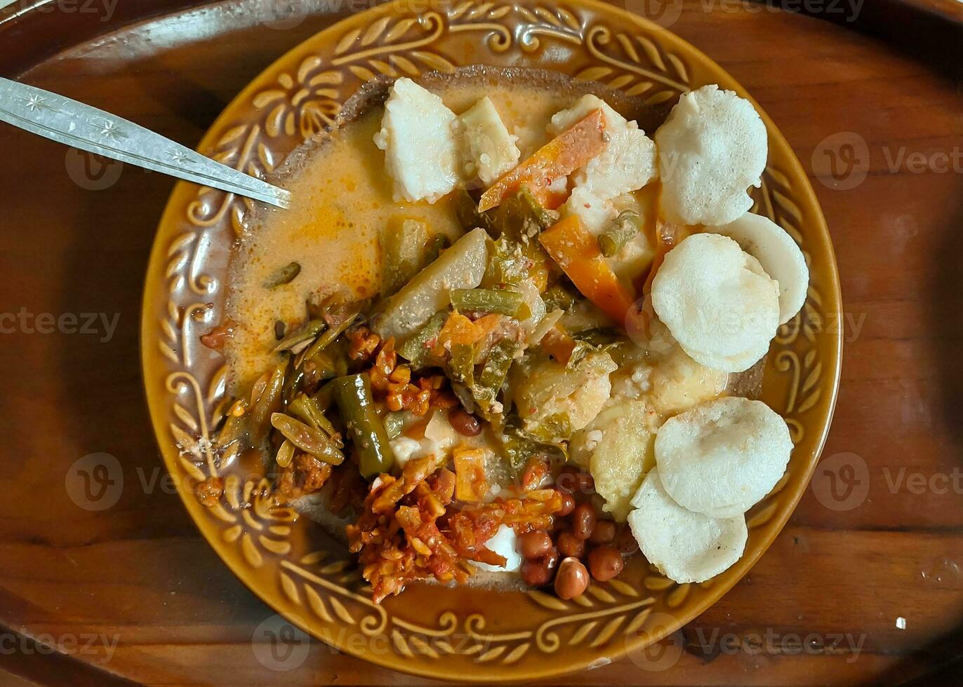 delicioso Lontong Comida pronto para servir. foto