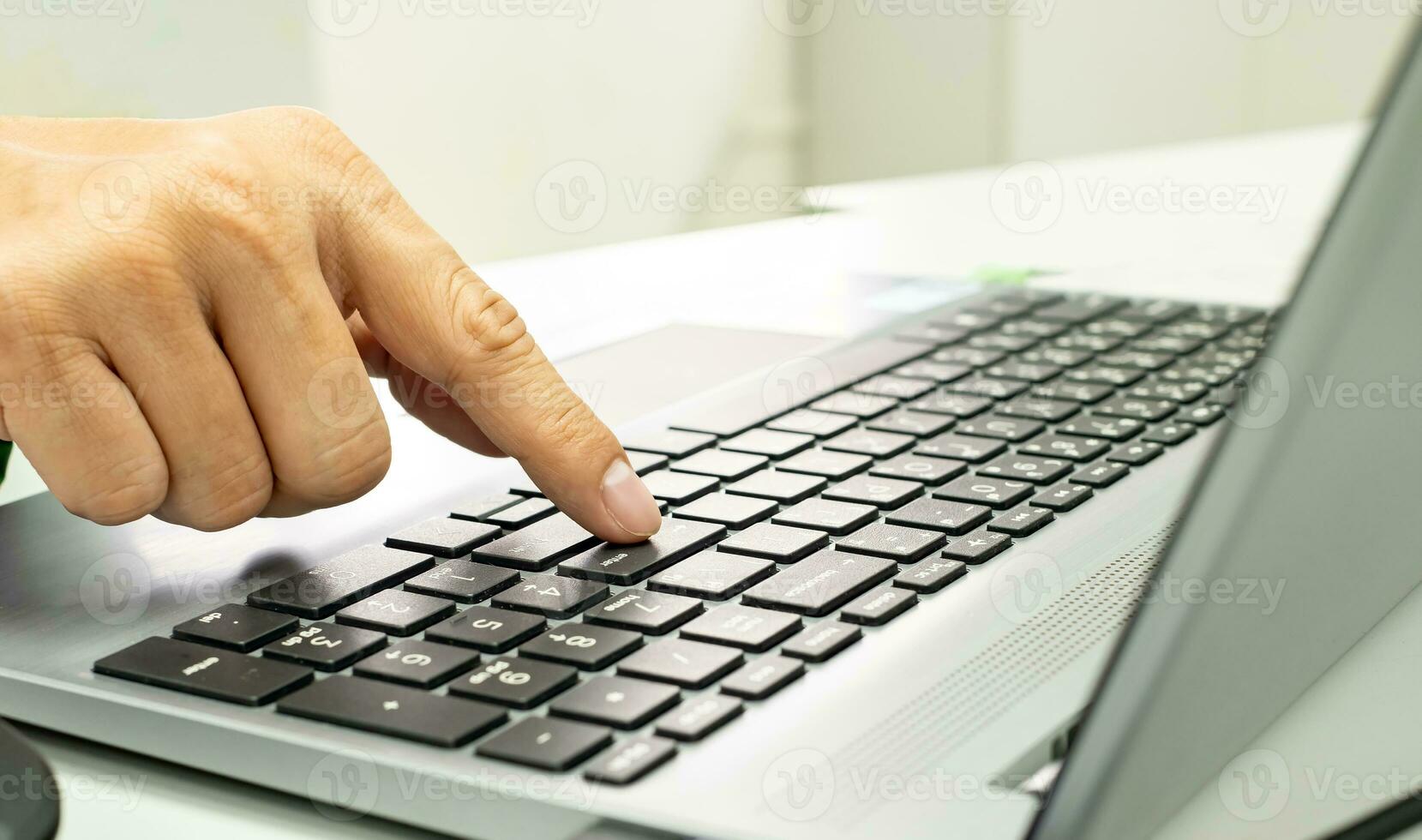 fechar acima do humano dedo pressionando entrar chave em computador portátil teclado confirmando computador sistema Operação processo, o negócio e tecnologia para seu vida conceito foto