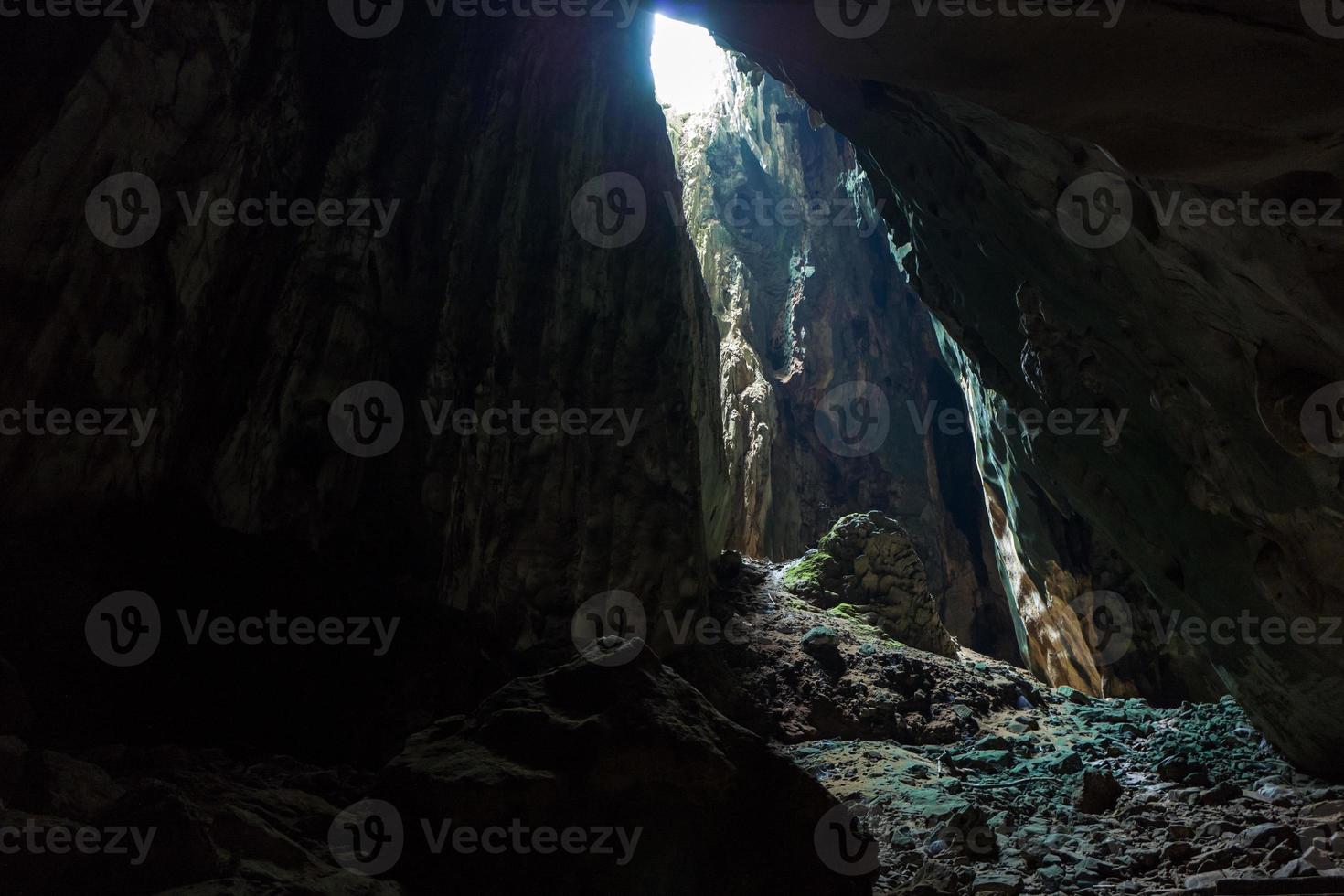 passeio pelas cavernas escuras nas cavernas batu em Kuala Lumpur foto