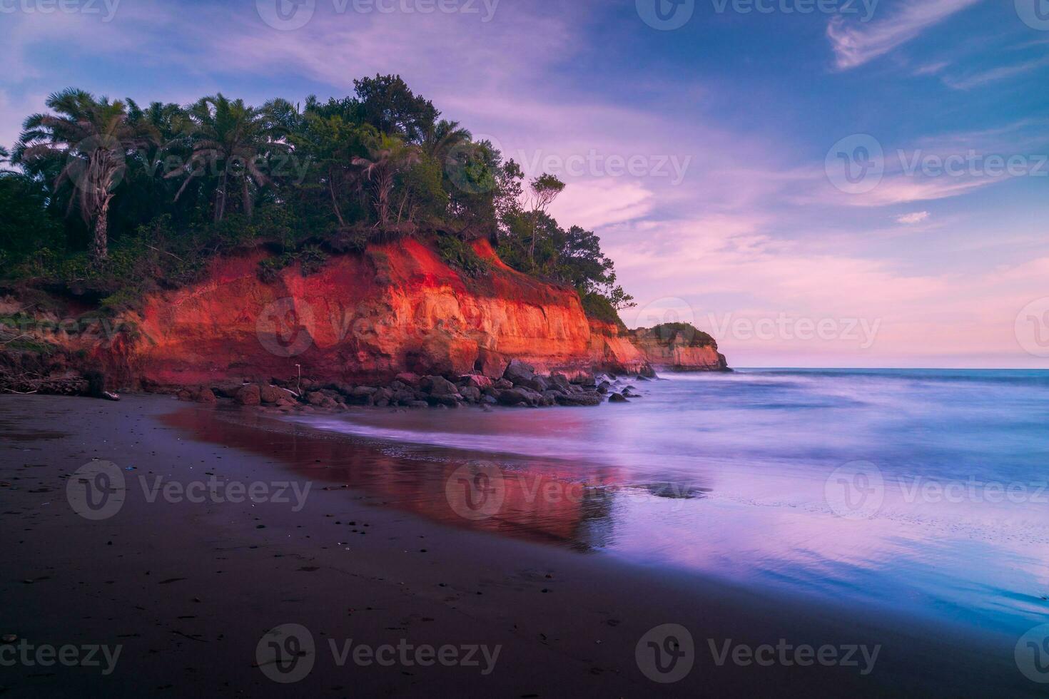 bela vista matinal indonésia panorama paisagem arrozais com cor de beleza e luz natural do céu foto