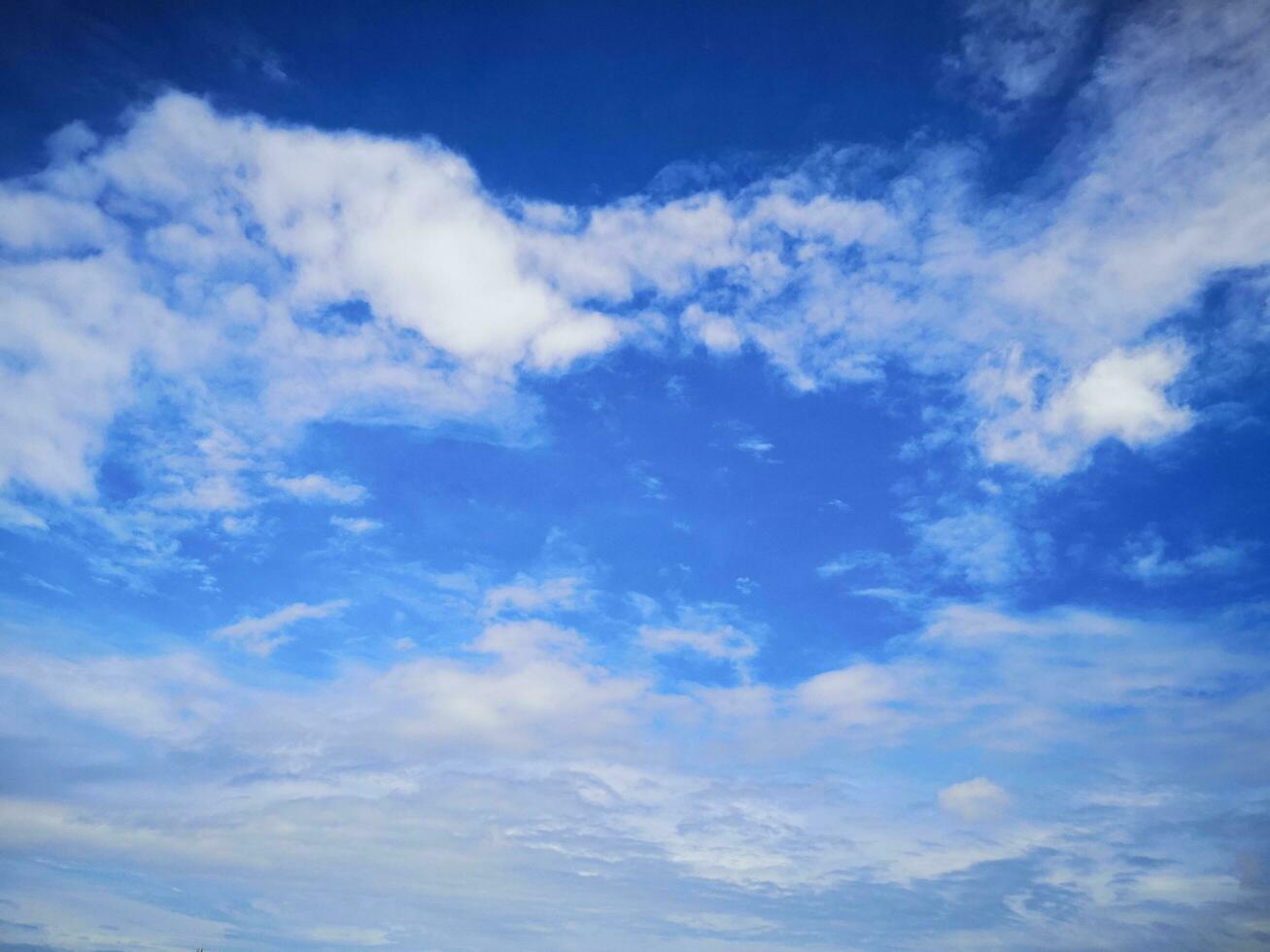 azul céu branco nuvem branco fundo. lindo céu e nuvens foto