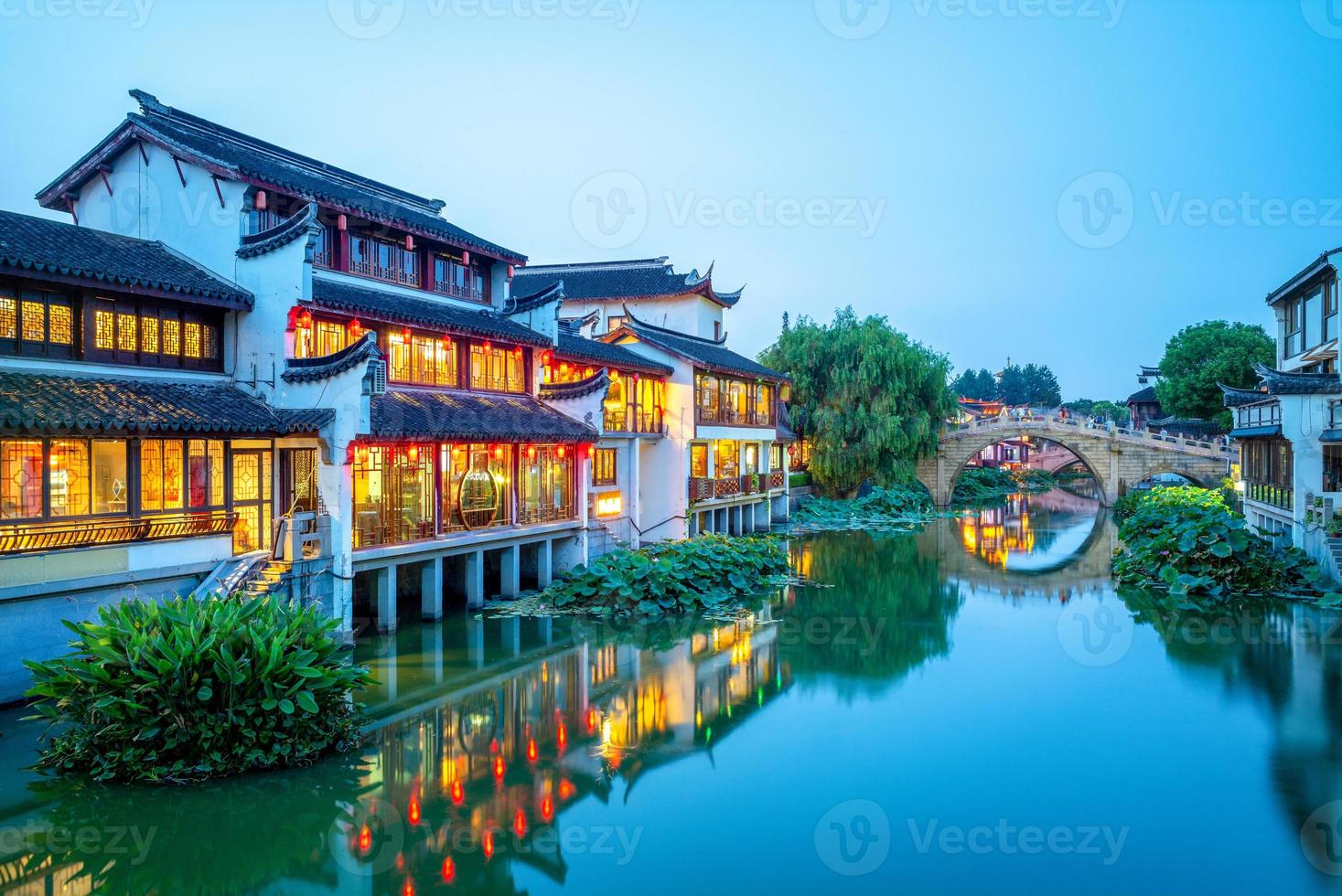 cena noturna da cidade velha de Qibao em Xangai, China foto