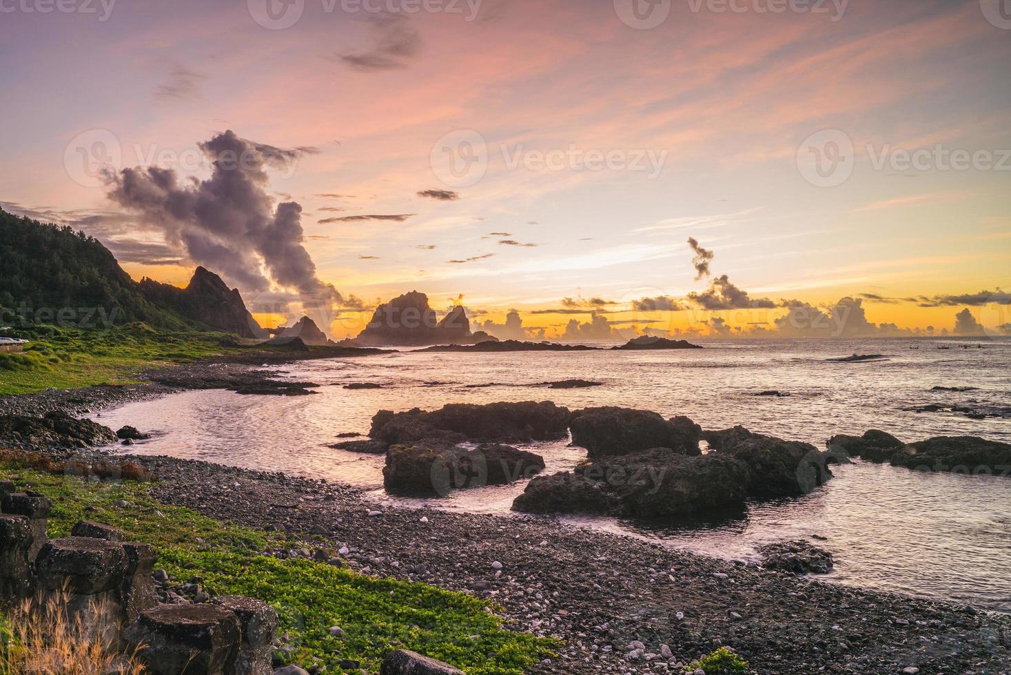 nascer do sol na baía de dongqing em lanyu, taitung, taiwan foto