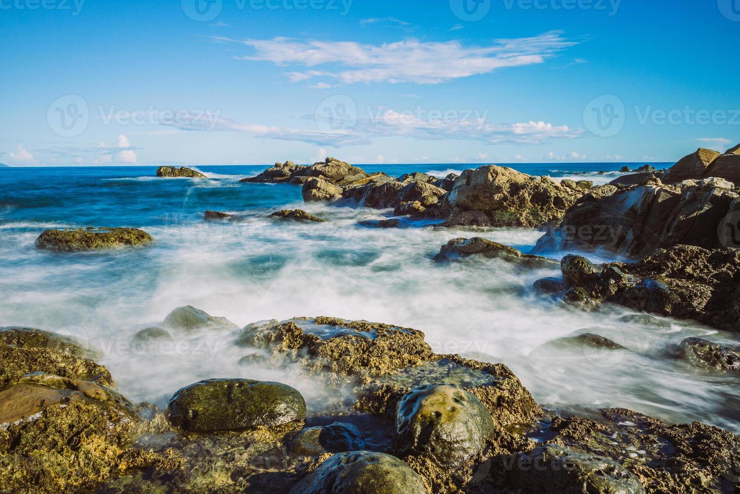 área panorâmica de xiaoyeliu na costa leste de taitung, taiwan foto