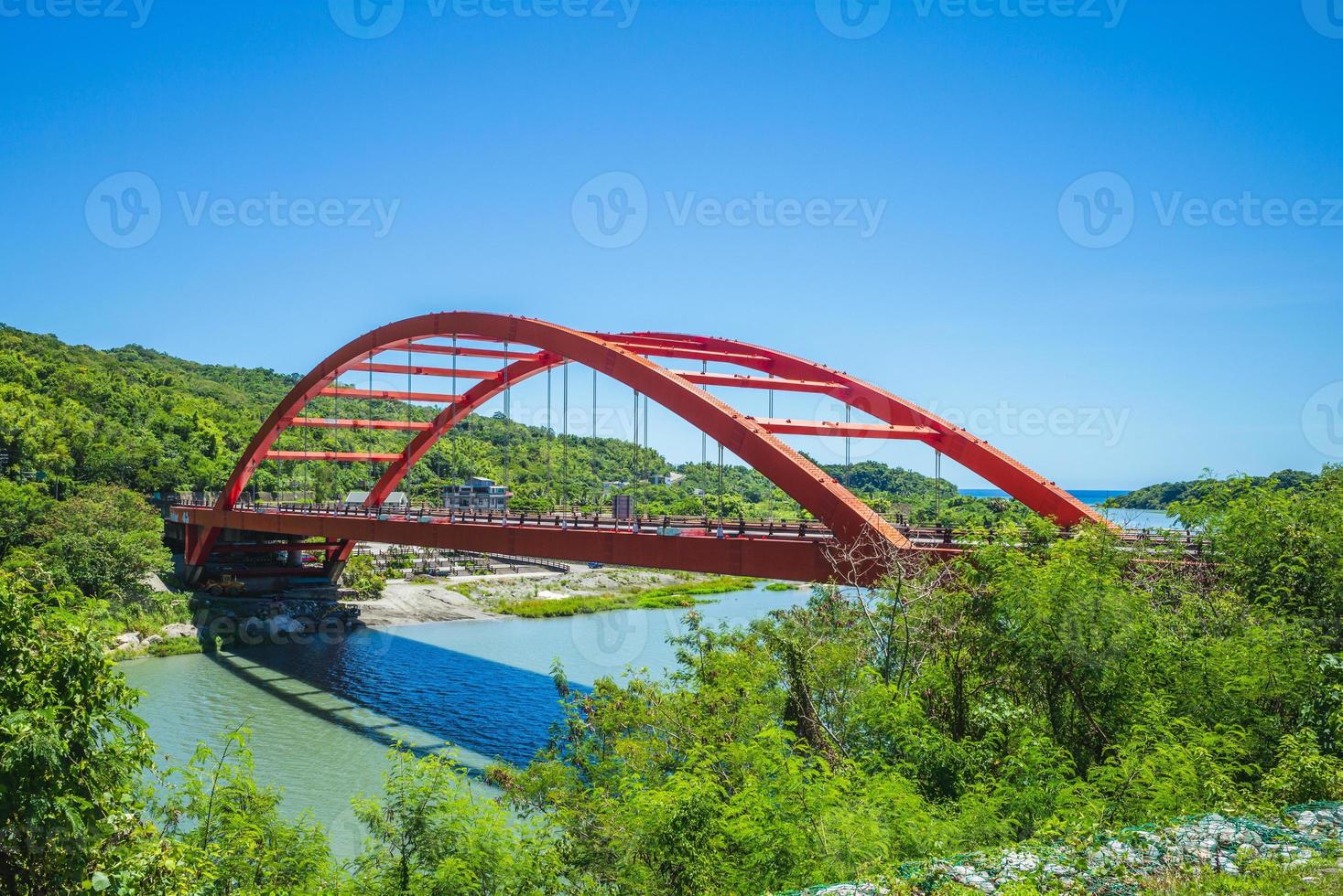 ponte Changhong sobre o rio Xiuguluan em Hualien, Taiwan foto