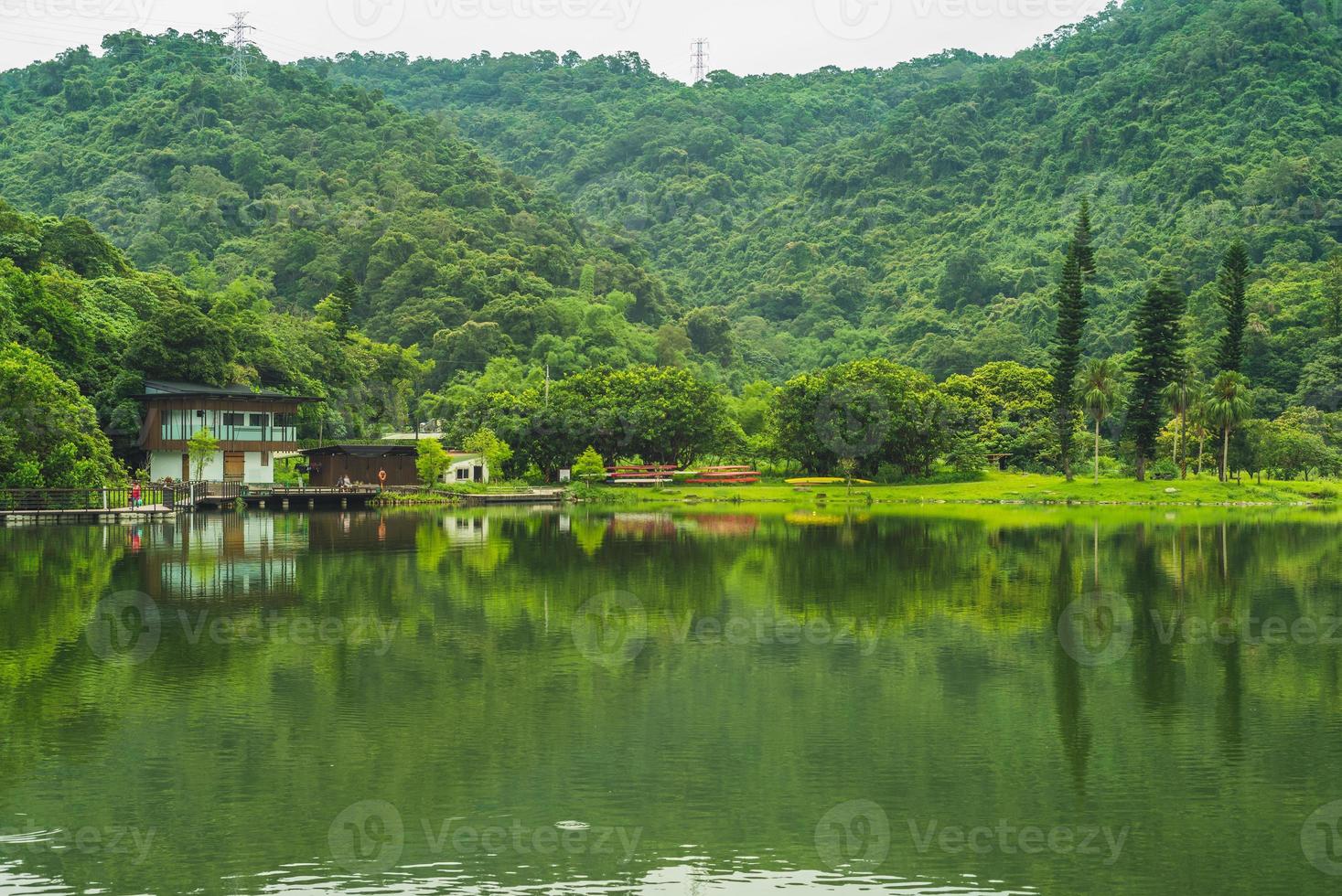 paisagem do lago longtan, também conhecido como lago dapo, em yilan, taiwan foto