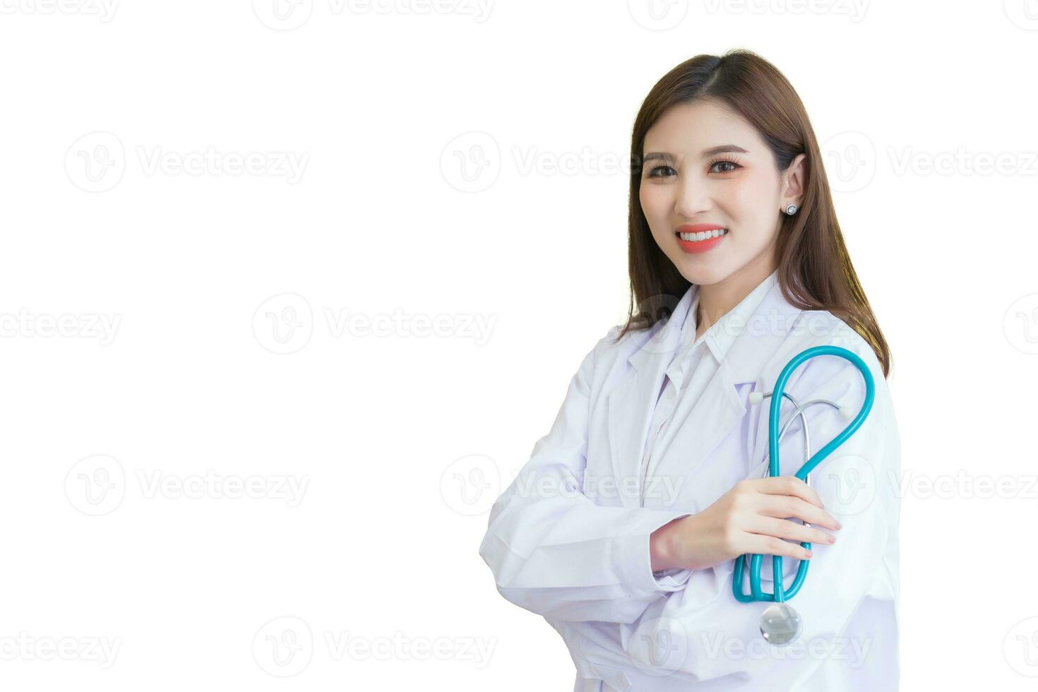 profissional jovem ásia mulher médico em pé com braços cruzado feliz e sorrir vestindo uma branco roupão e estetoscópio para exame dentro a hospital isolado em branco fundo. foto