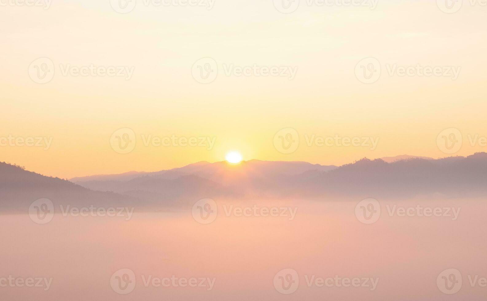 colorida do céu e lindo montanha paisagem.manhã nascer do sol Tempo montanha cenário foto