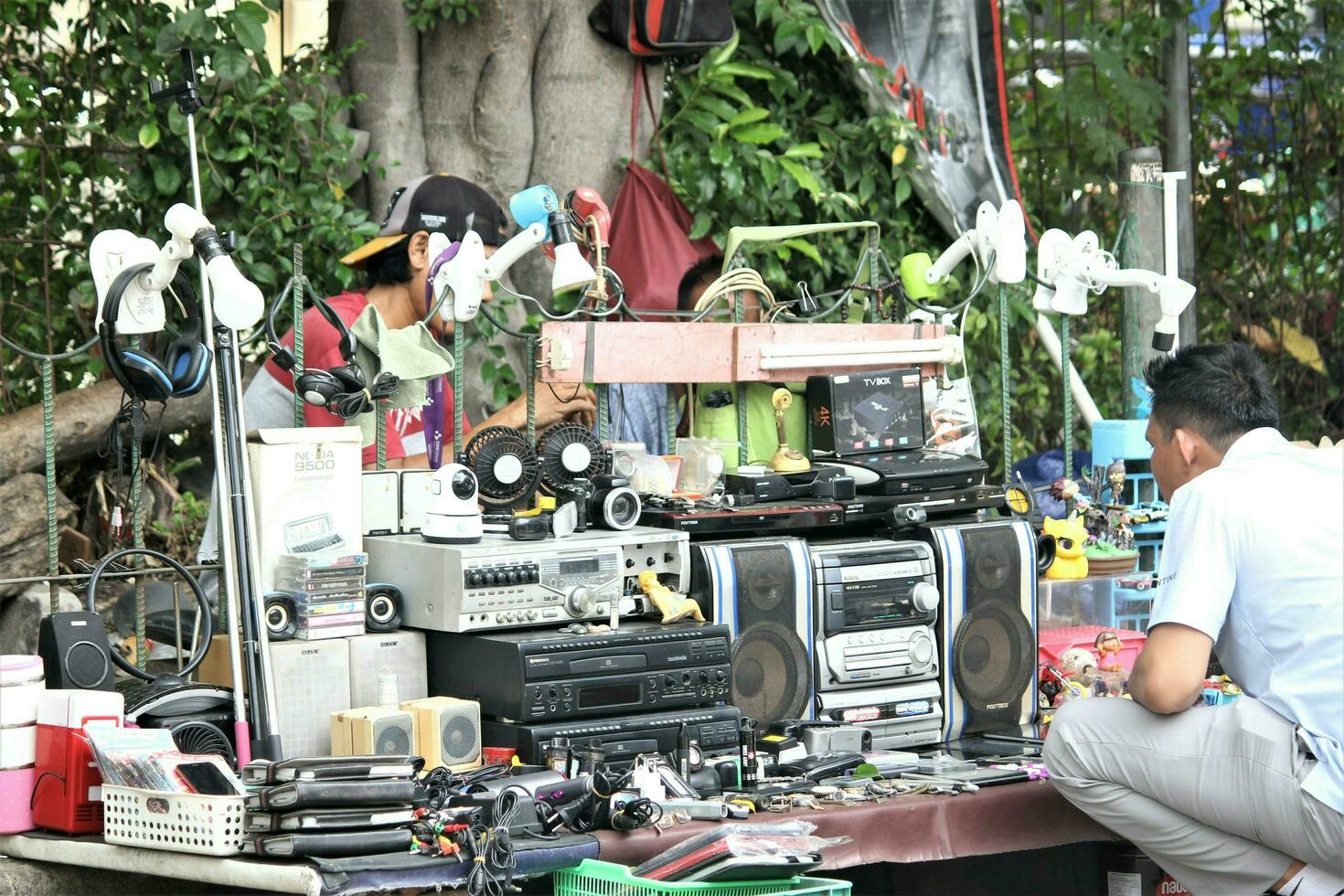 Jacarta, Indonésia-18 Junho 2023 usava bens revendedor em a lado do a cidade estrada foto