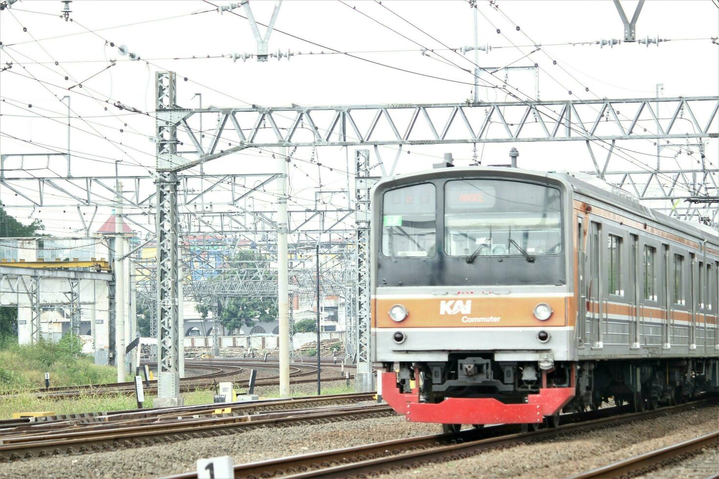 Jacarta, Indonésia-18 Junho 2023 indonésio trem em uma ensolarado dia foto