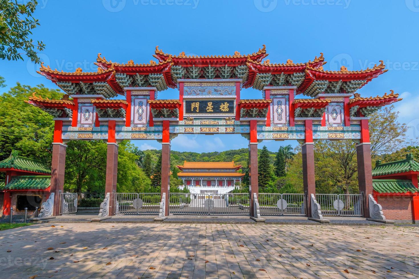 portão da frente do templo confucius em taoyuan, taiwan foto