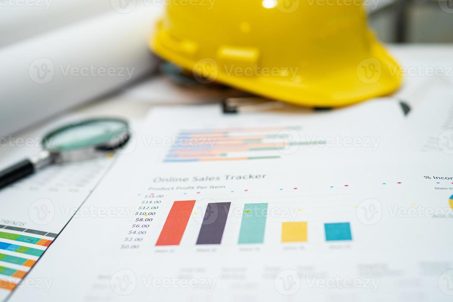 gráfico com capacete de construção para projeto de trabalho no escritório. foto