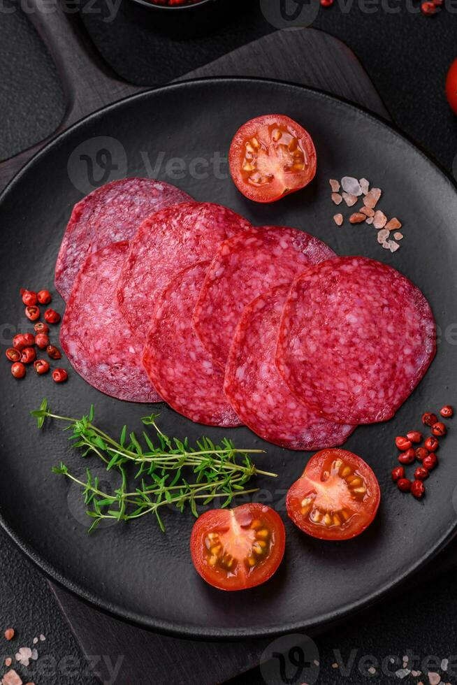 delicioso defumado salame linguiça com sal, especiarias e ervas cortar para dentro fatias foto